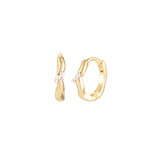 Tiny pearls wavy hoop (earrings)